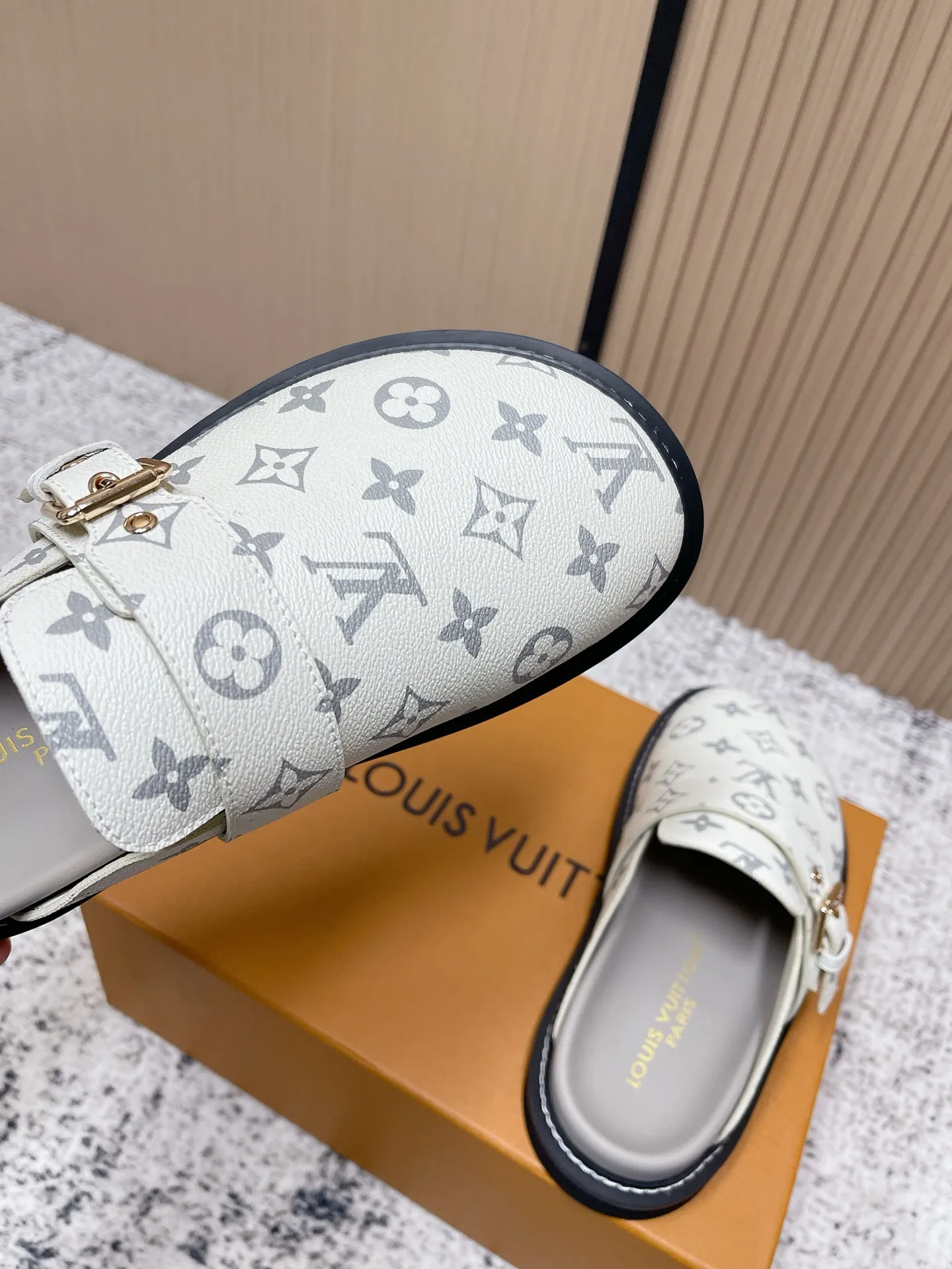 [L Family] P: 460💰 Size: 35-46 (female 40.41, male 45 46 custom-made) Top version Louis vuitton Lv new couple Birkenstock slippers. Cute and cute, not too good on the feet. Simple and high-end slingback design. Ready to wear and go. Good news for lazy people. Imported cowhide leather upper/imported old calico. Original hardware buckle, original molded high-density foam outsole.